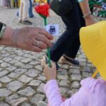 Sul Informação - União das Freguesias de Lagoa e Carvoeiro distribui cravos e livro infantil sobre os 50 anos do 25 de Abril