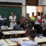 Sul Informação - União das Freguesias de Lagoa e Carvoeiro distribui cravos e livro infantil sobre os 50 anos do 25 de Abril