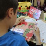 Sul Informação - União das Freguesias de Lagoa e Carvoeiro distribui cravos e livro infantil sobre os 50 anos do 25 de Abril
