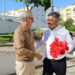 Sul Informação - União das Freguesias de Lagoa e Carvoeiro distribui cravos e livro infantil sobre os 50 anos do 25 de Abril