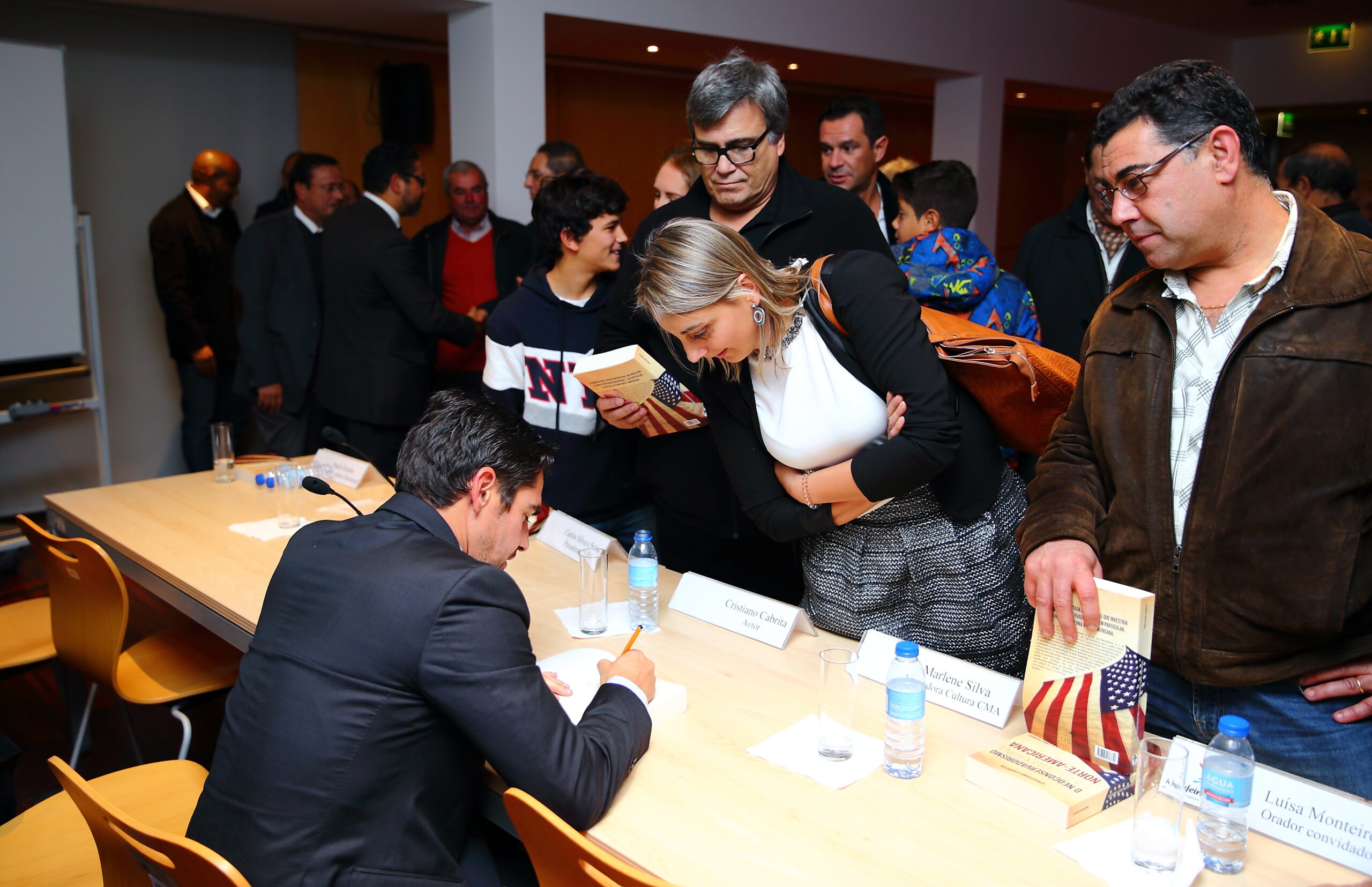 Sul Informação - Cristiano Cabrita apresentou livro sobre política dos EUA na Biblioteca de Albufeira