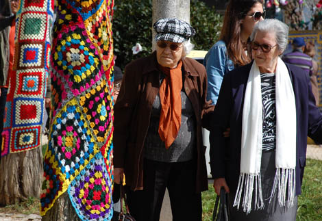 Sul Informação - Jardim do centro de Portimão veste-se de tricot e crochet para saudar a Primavera