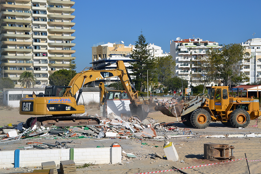 Sul Informação - Demolições arrancam em Monte Gordo para que haja praia “nova” em 2018