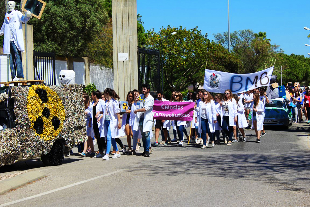 Sul Informação - Fotogaleria: Desfile académico saiu à rua em Faro com muita animação