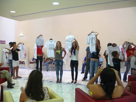 Sul Informação - T-Shirts com ideias literárias são mote da exposição «Ler é estar na Moda» em Silves