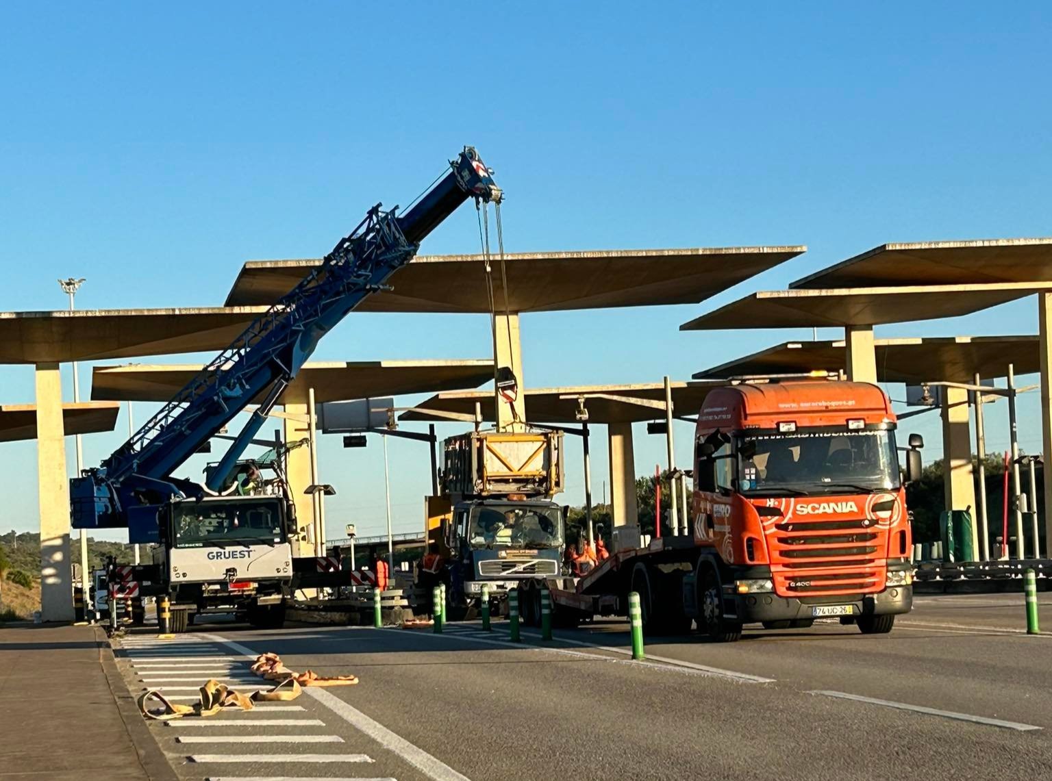 Sul Informação - Camião despista-se contra portagens da A2 em Paderne