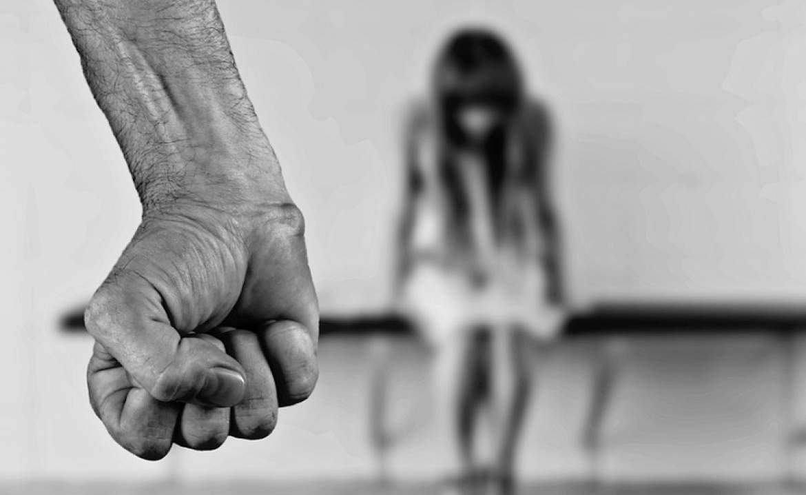 Sul Informação - Lagos: Homem que esfaqueou pai da companheira acusado de tentativa de homicídio e violência doméstica