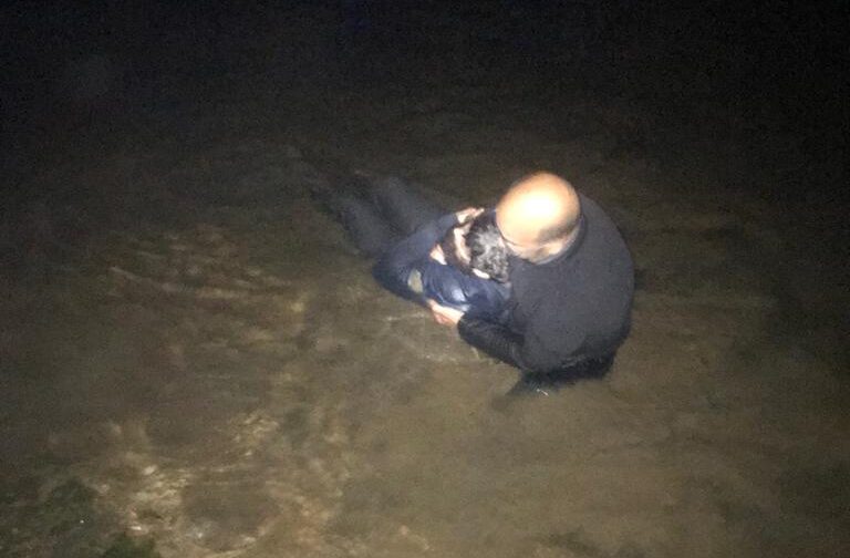 Sul Informação - Polícia Marítima resgata homem no rio Arade em Portimão