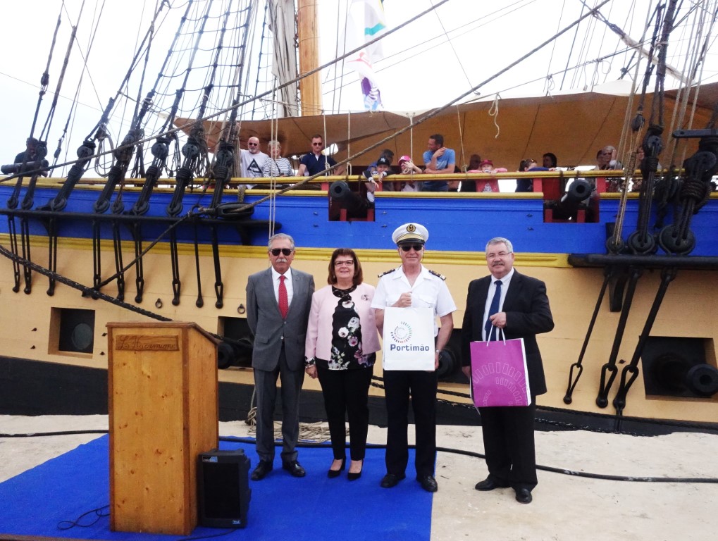 Sul Informação - Dia da Europa levou «centenas de pessoas» a Portimão para visitar a fragata Hermione (e não só)