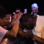 Sul Informação - Dino d’ Santiago deu um “mergulho” na multidão em Tavira [fotogaleria]