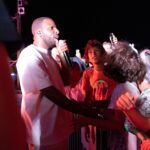 Sul Informação - Dino d’ Santiago deu um “mergulho” na multidão em Tavira [fotogaleria]