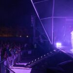 Sul Informação - Dino d’ Santiago deu um “mergulho” na multidão em Tavira [fotogaleria]