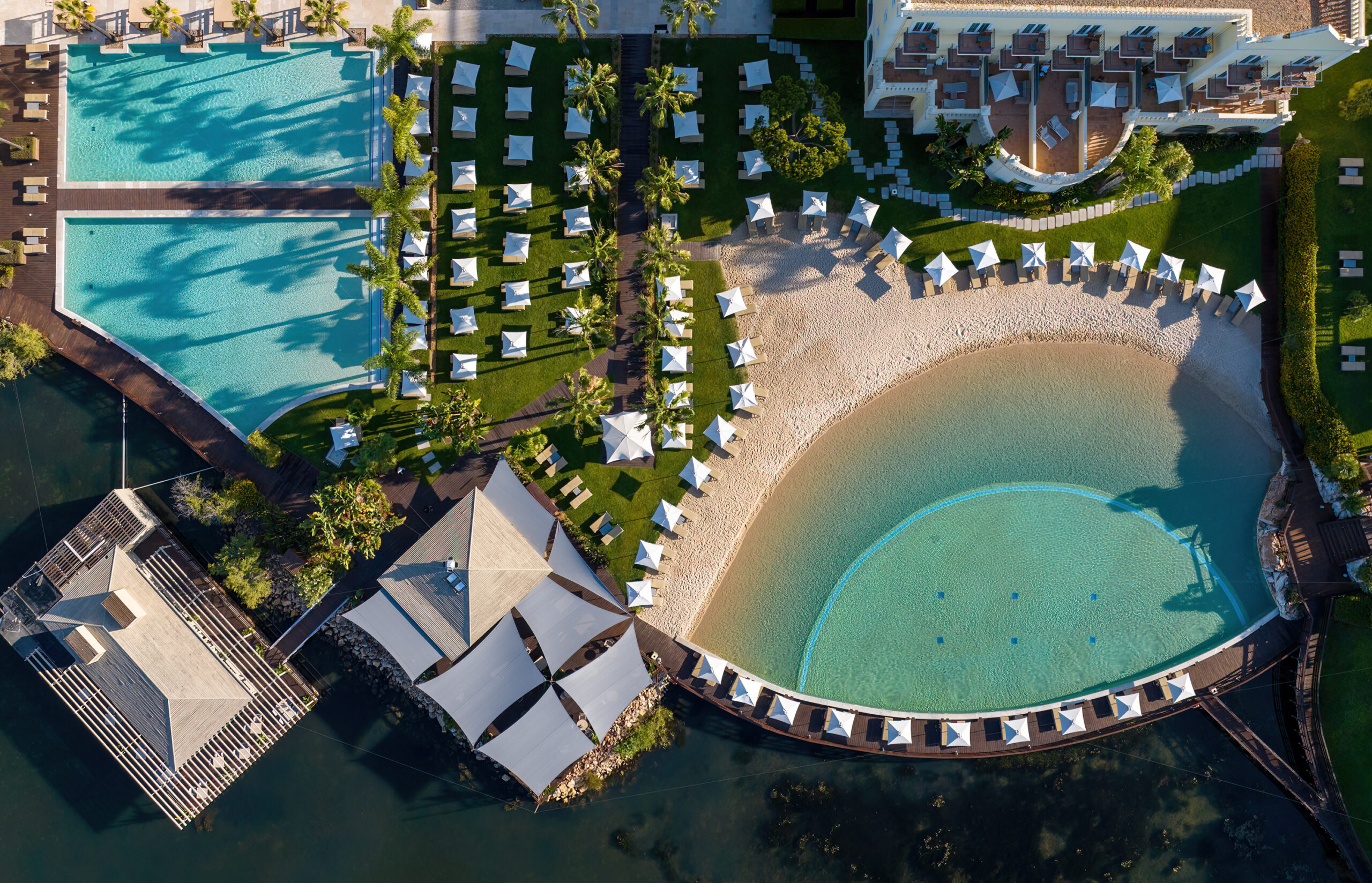 Sul Informação - Domes Lake Algarve tem piscina com areia natural, restaurante flutuante e kids Club ecológico