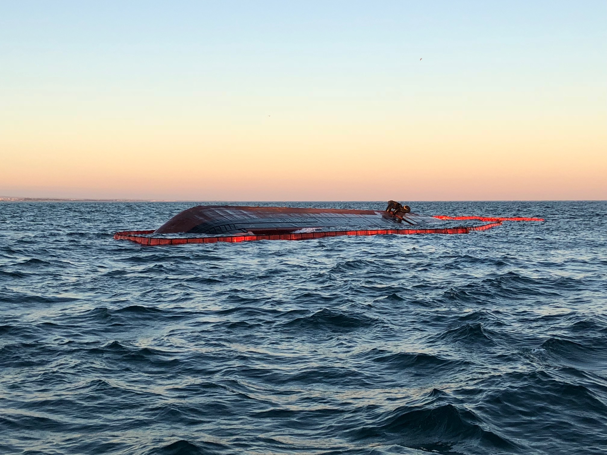 Sul Informação - Barreiras estão a evitar poluição mas não há data para remover draga virada na Ria Formosa