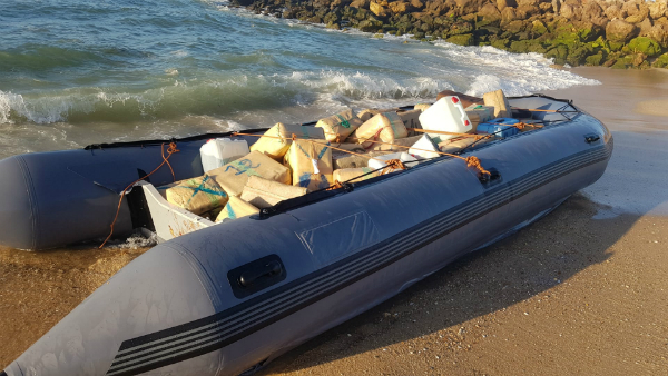 Sul Informação - Barco abandonado no Farol tinha 58 fardos de haxixe