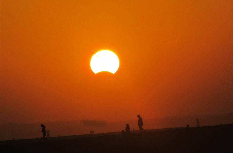 Sul Informação - Neblinas toldaram o eclipse parcial do Sol no Algarve [fotogaleria]