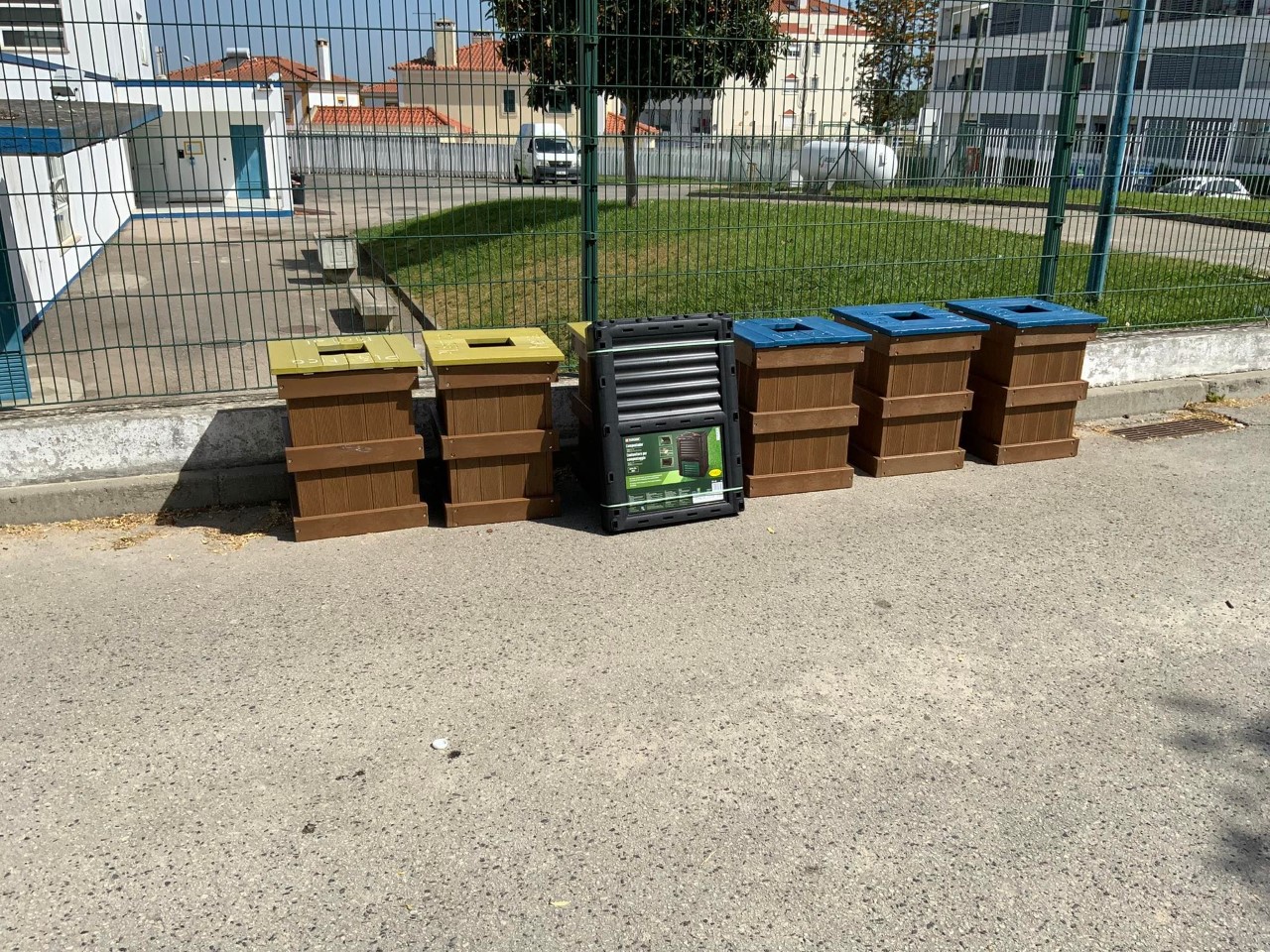 Sul Informação - Crianças de Alcácer do Sal recebem ecopontos e compostor para aprender a separar resíduos