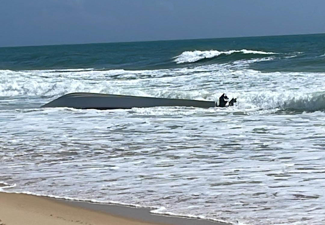 Sul Informação - Embarcação de alta velocidade encalhada na ilha Deserta foi apreendida