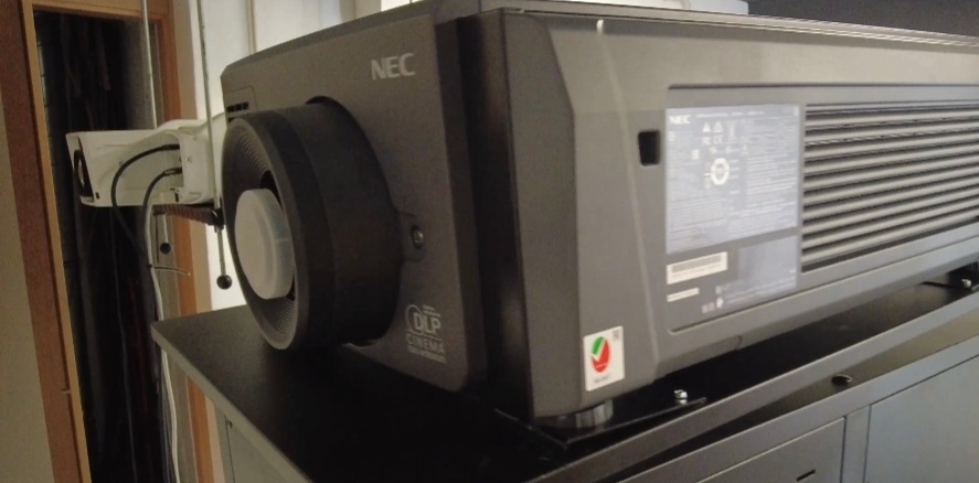 Sul Informação - Aljustrel: Cine Oriental tem novo equipamento de projeção cedido pela Almina