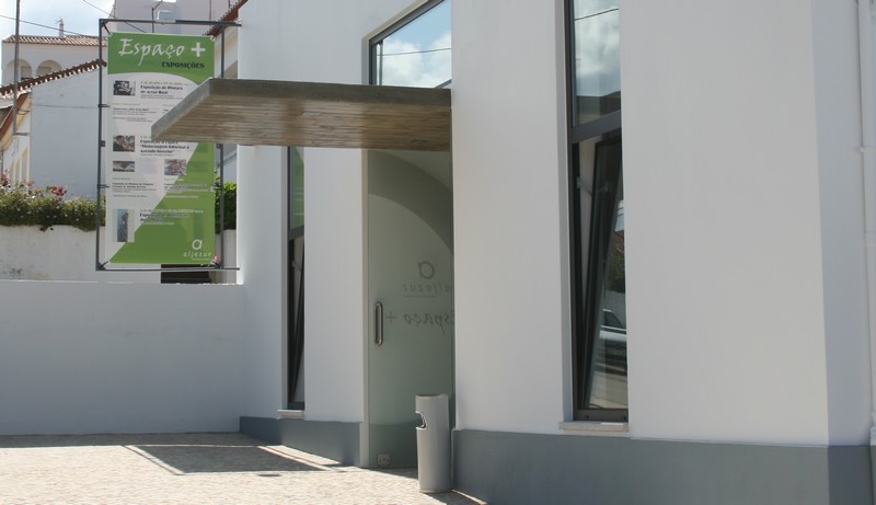 Sul Informação - Aljezur: Pintura de “Equilíbrio” e colagem de “Caçadoras Recoletoras” estão no Espaço+