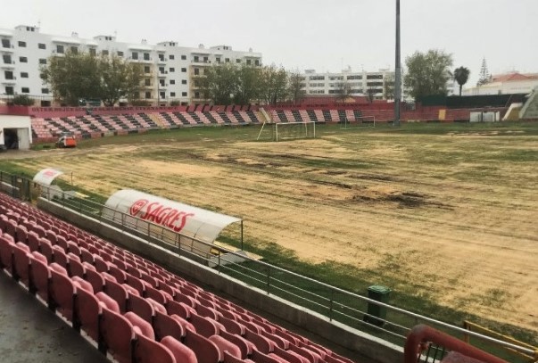 Sul Informação - Já começaram os trabalhos de recuperação do relvado do Estádio José Arcanjo