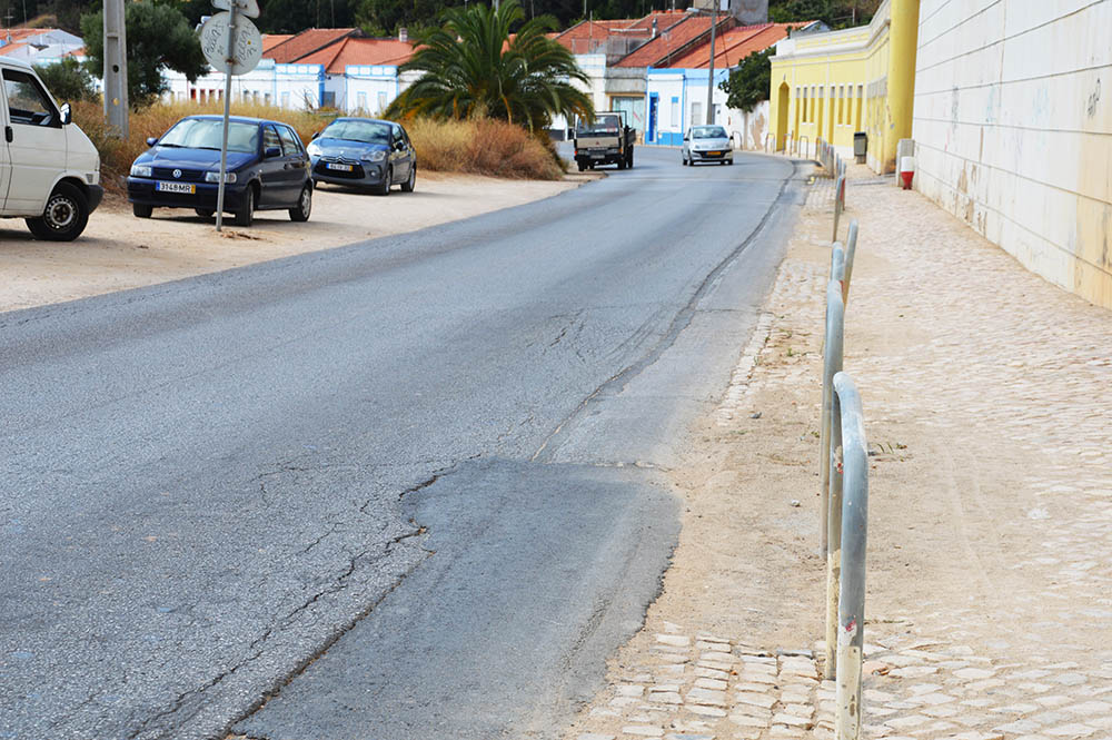 Sul Informação - Obras profundas na Estrada da Rocha obrigam a cortar o trânsito até final de Maio