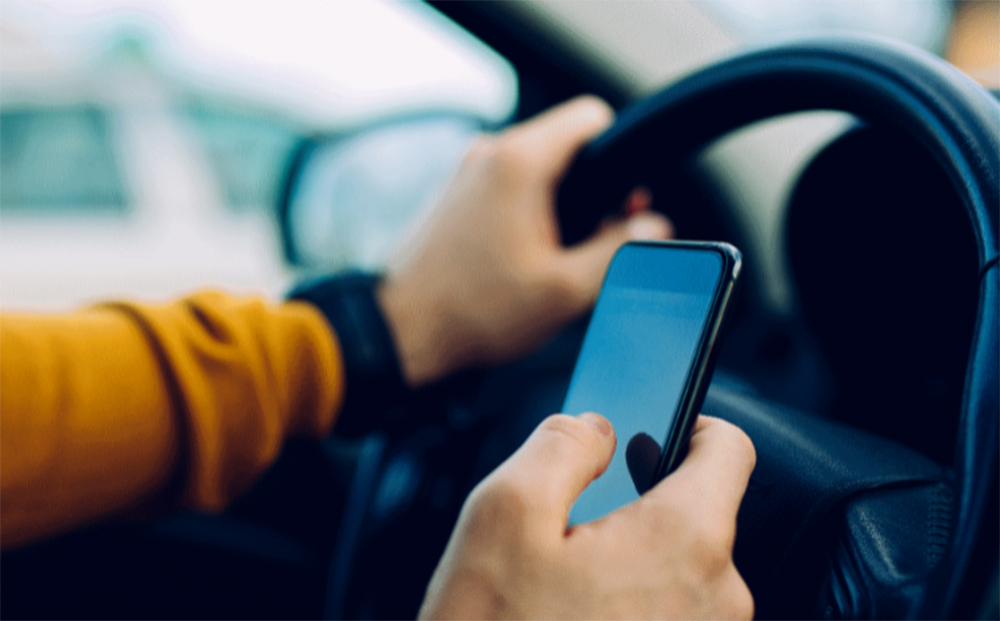 Sul Informação - Multas por uso de telemóvel ao volante duplicam, autocaravanas proibidas de aparcar fora do lugar
