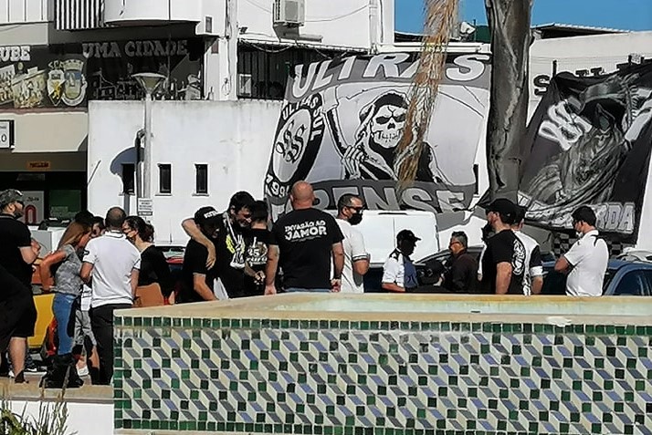 Sul Informação - Farense pediu «responsabilidade», mas há dezenas de adeptos a festejar na rua