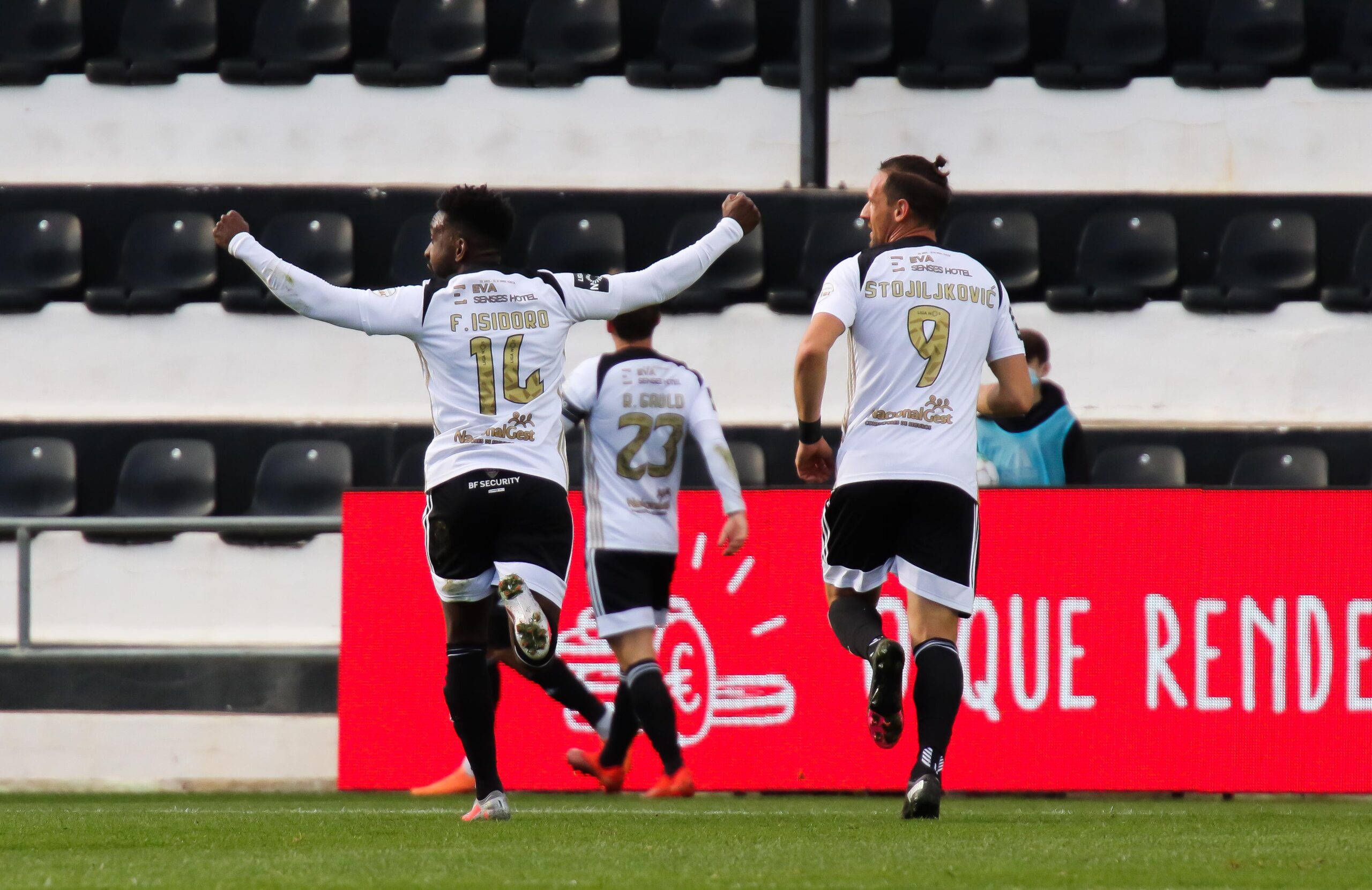 Sul Informação - Farense regressa às vitórias e foge aos lugares de descida