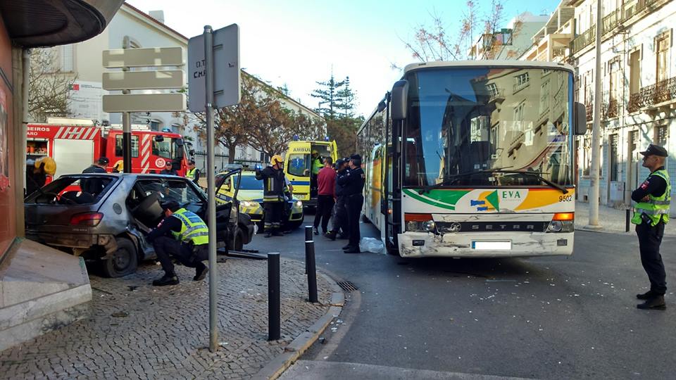 Sul Informação - Colisão entre autocarro e ligeiro causa três feridos no centro de Faro (com fotos)