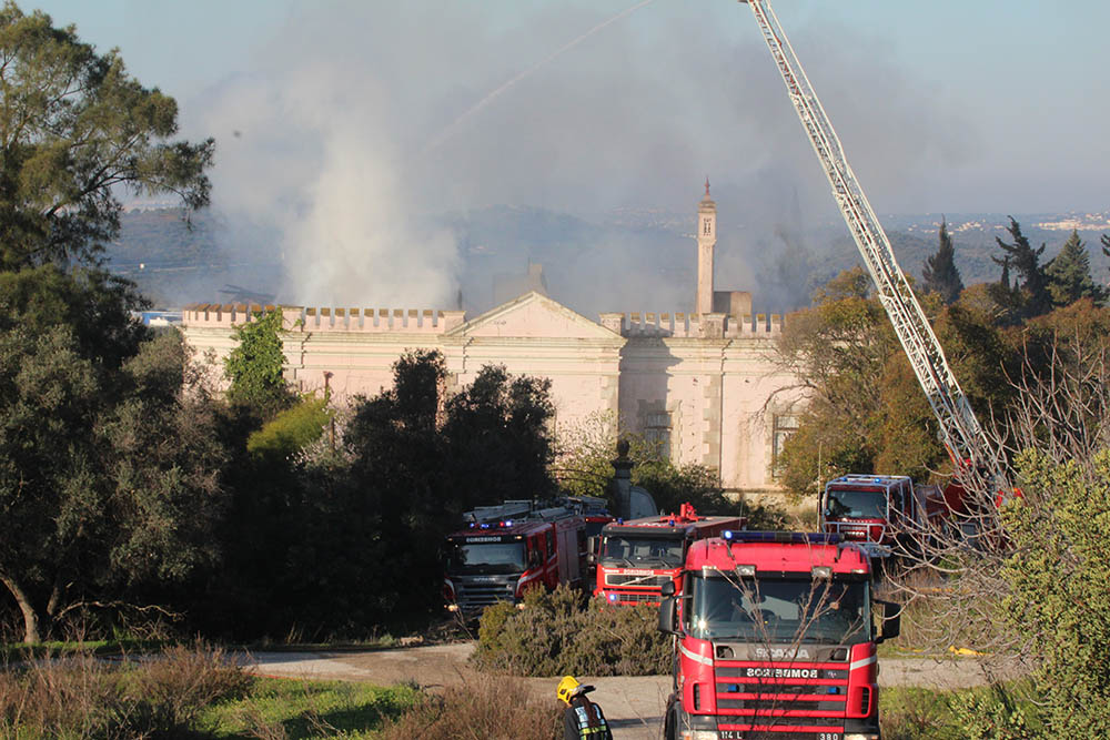 Sul Informação - Torres, telhado e interior do Palácio da Fonte da Pipa destruído pelas chamas (com fotos)