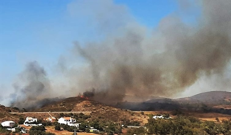 Sul Informação - Sete meios aéreos mobilizados para incêndio em Tavira