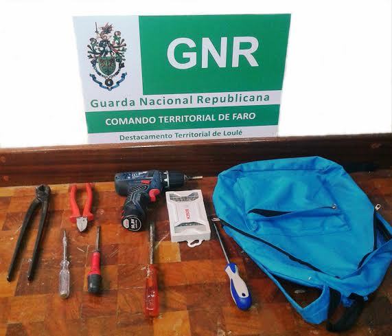 Sul Informação - GNR apanha pai e filho a roubar as janelas de alumínio de vivenda em Almancil