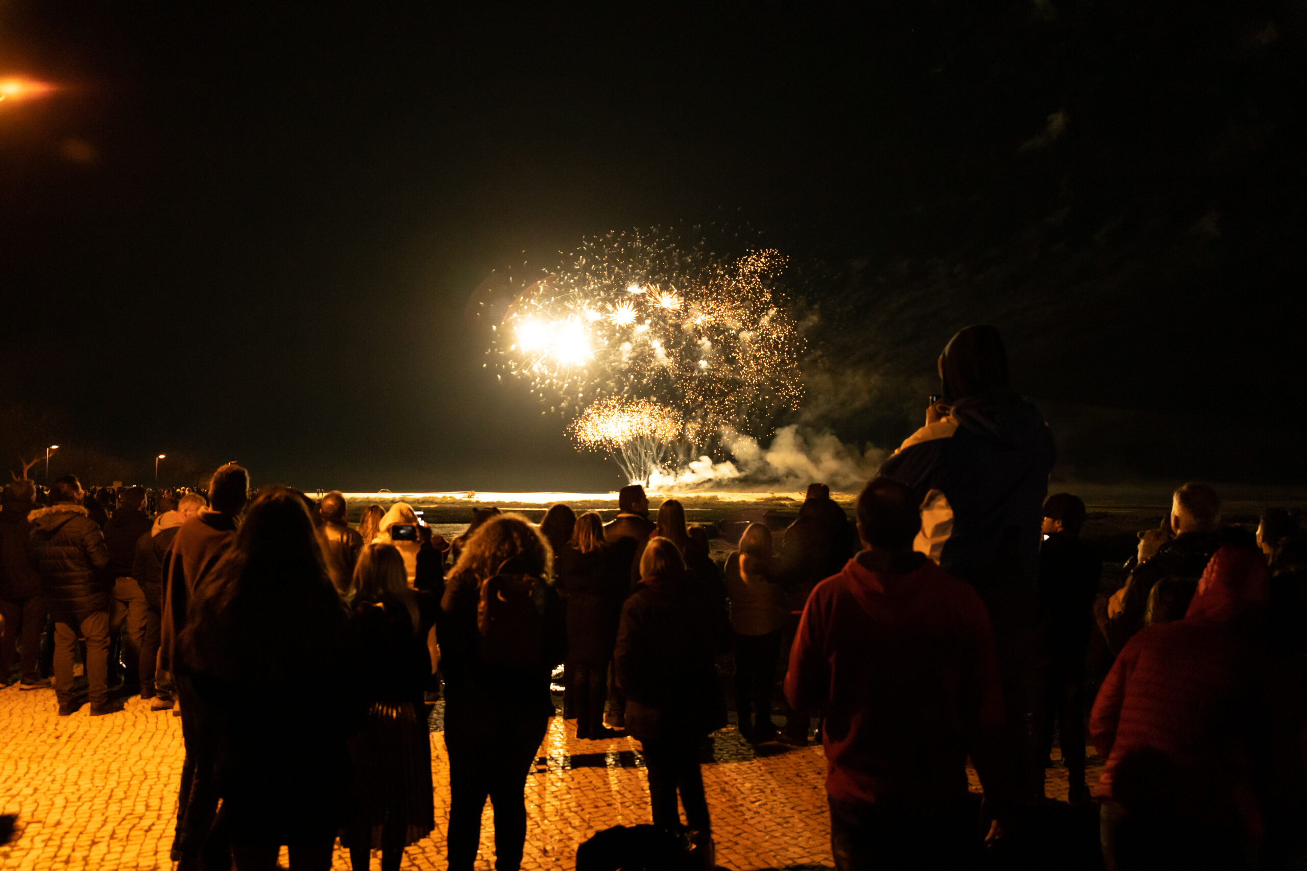 Sul Informação - Fuzeta entra em 2023 com fogo de artifício, música e banho de ano novo