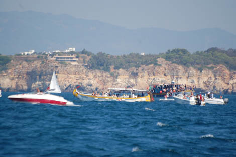 Três dezenas de barcos de recreio e turísticos assistiram de perto ao último afundamento