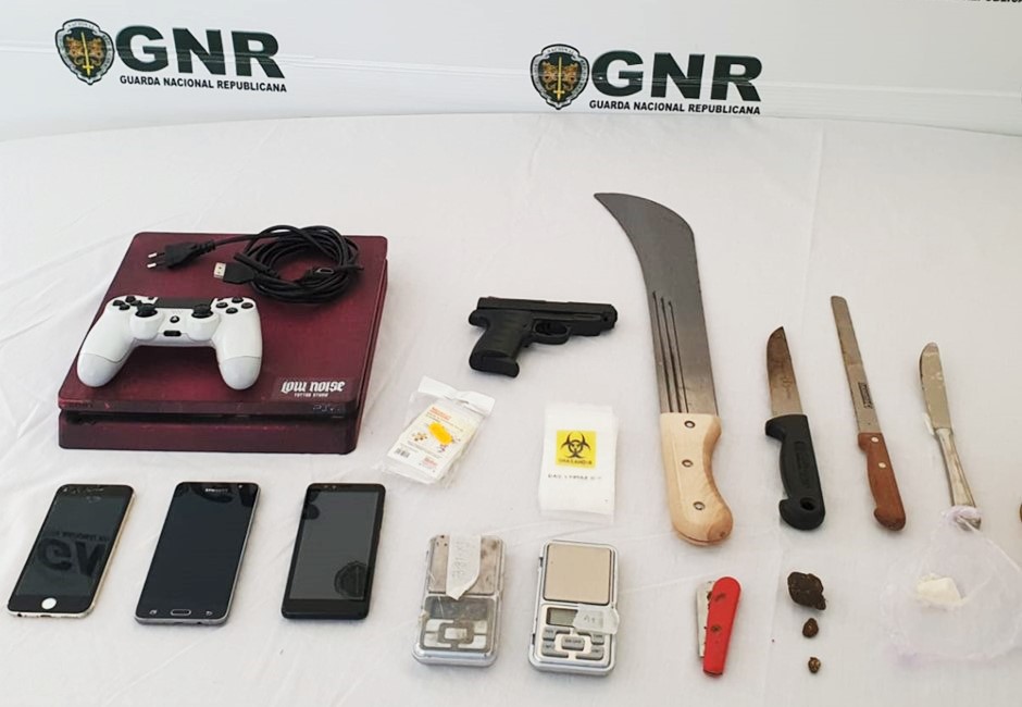 Sul Informação - Detido jovem de 20 anos por tráfico de droga e posse de arma proibida em Silves