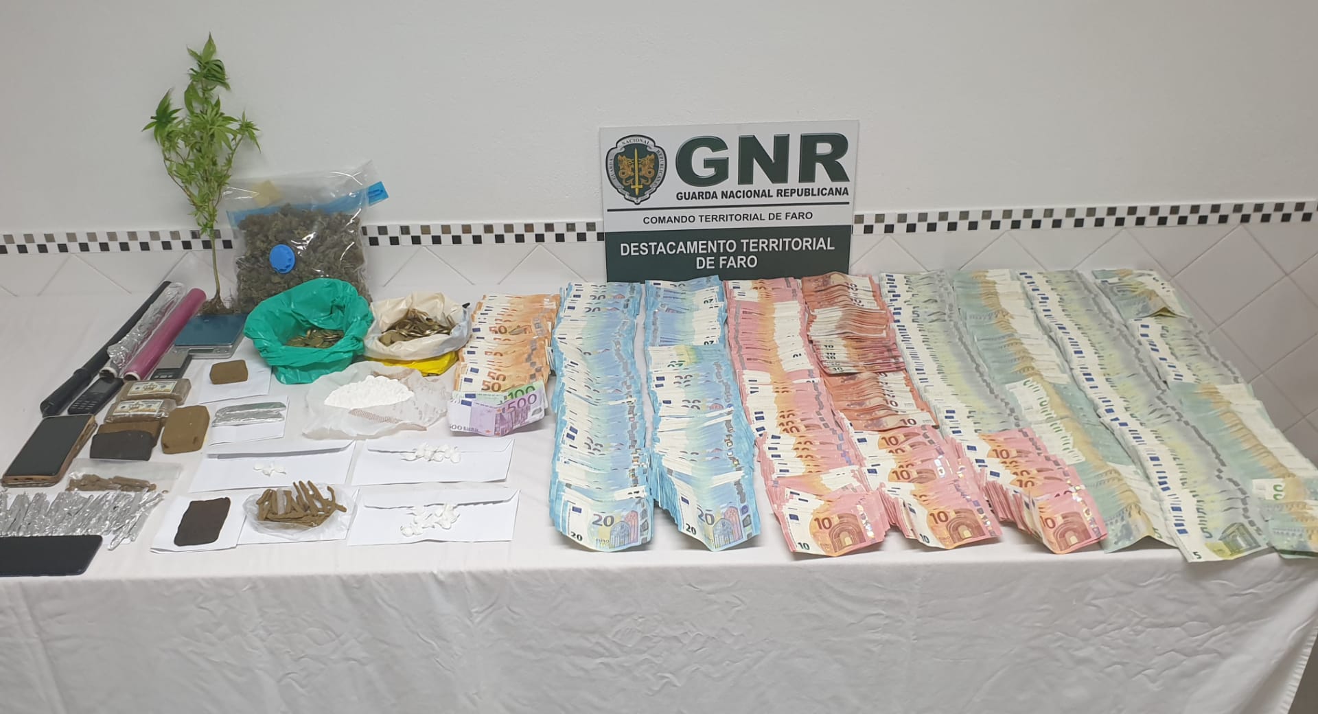 Sul Informação - Dois homens detidos por tráfico de droga na Fuzeta