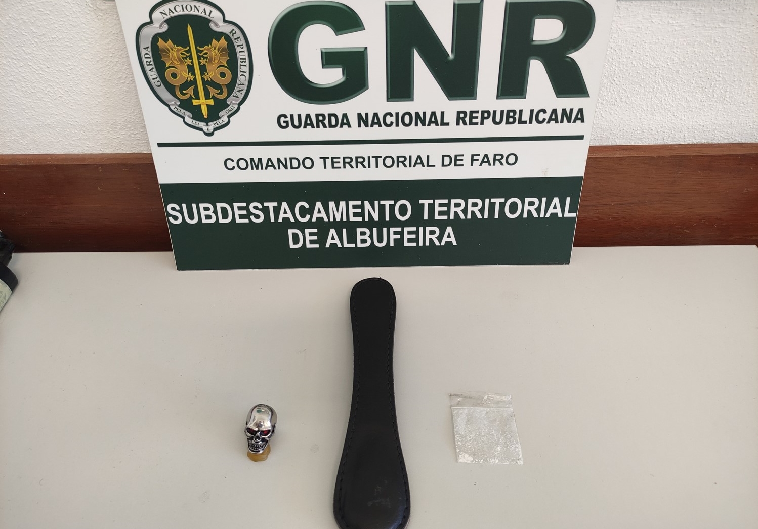 Sul Informação - Segurança de bar de Albufeira detido por posse de arma proibida