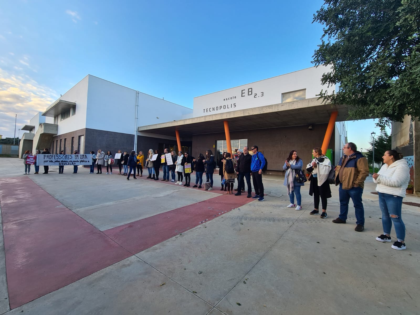 Sul Informação - Greve de professores fecha escolas de Lagos
