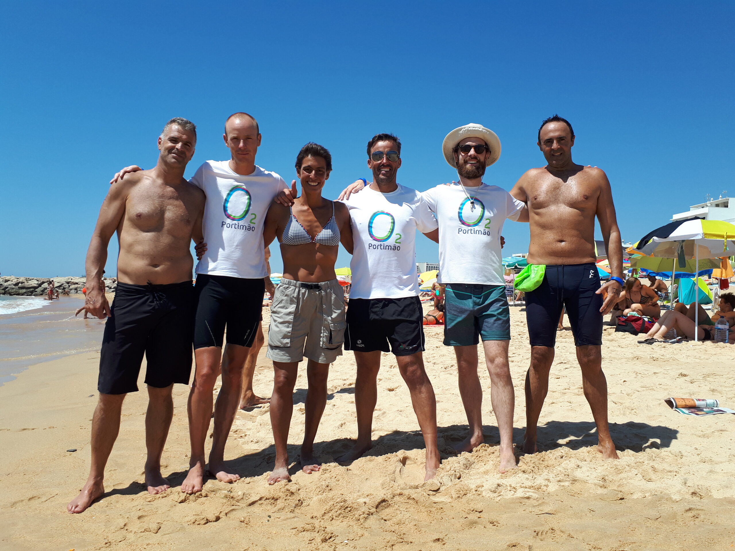 Sul Informação - Cinco homens e uma mulher fazem travessia solidária a nadar de Lagos à Praia da Rocha