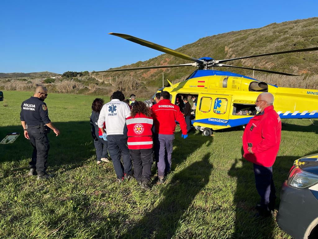 Sul Informação - Alemão em dificuldades na praia das Furnas transportado de helicóptero para o hospital