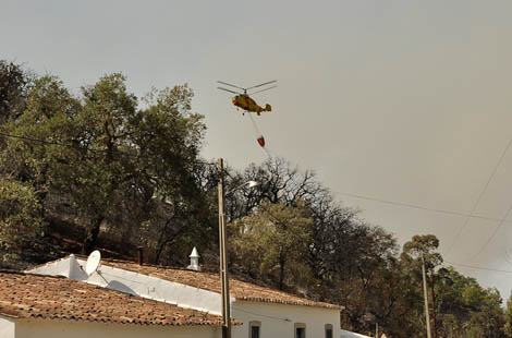 Sul Informação - Reacendimentos na Serra do Caldeirão obrigam à intervenção de dois helicópteros bombardeiros pesados