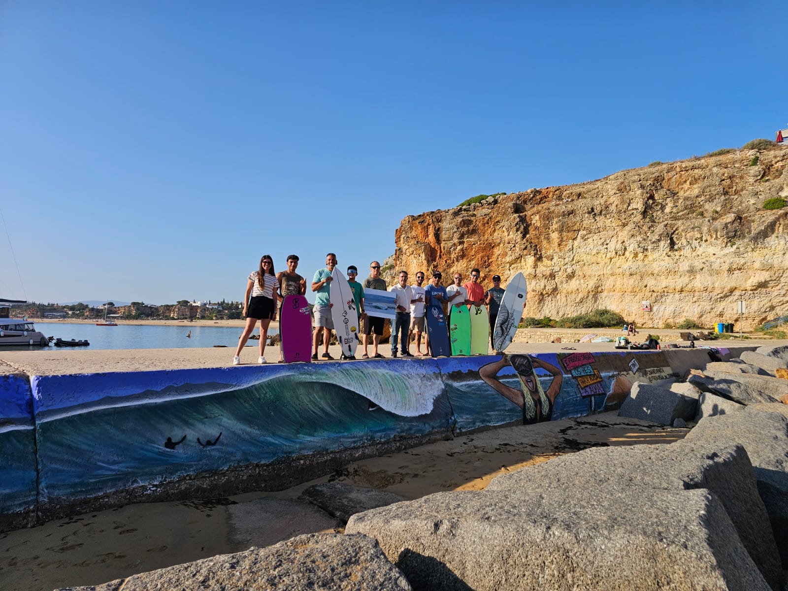 Sul Informação - Ferragudo pinta molhe para homenagear surfistas e bodyboarders e evitar vandalismo