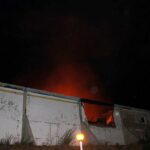 Sul Informação - Incêndio no Retail Park da Guia está dominado, mas rescaldo continua durante a noite