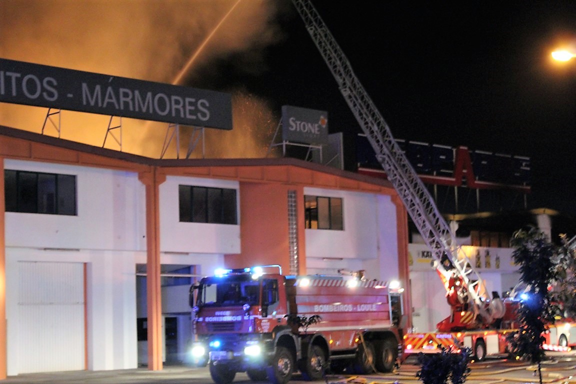 Sul Informação - Incêndio no Retail Park da Guia está dominado, mas rescaldo continua durante a noite