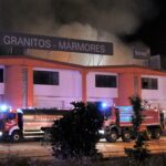Sul Informação - Incêndio no Retail Park da Guia está dominado, mas rescaldo continua durante a noite