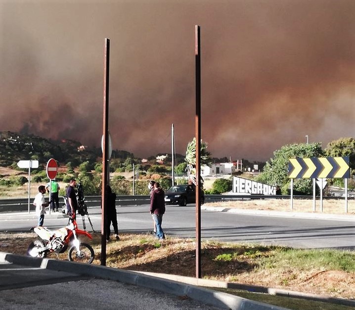 Sul Informação - Fumo do incêndio obriga a cortar EN125 entre Budens e Vale de Boi