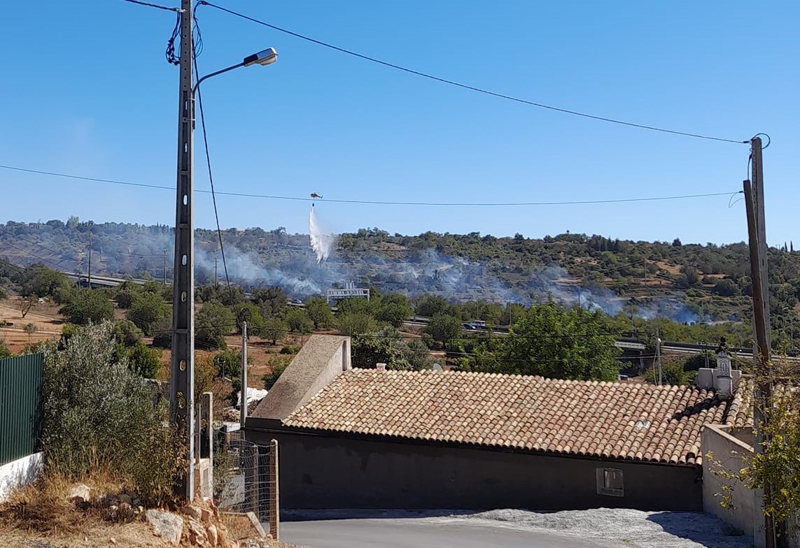 Sul Informação - Loulé: Helicóptero e 49 operacionais combatem incêndio perto da A22