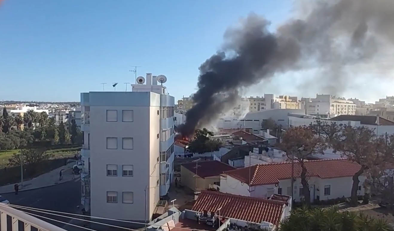 Sul Informação - Fogo destrói casa e anexo no Bairro do Pontal desalojando família com duas crianças