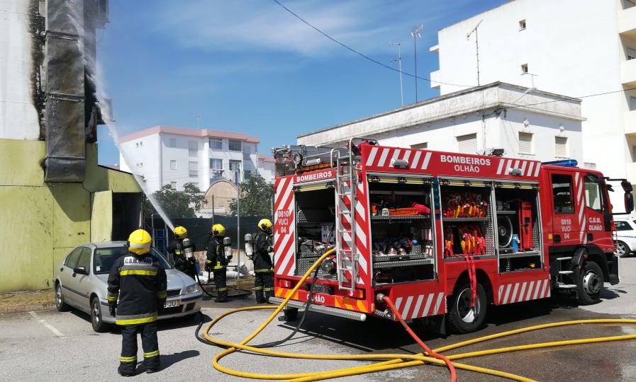 Sul Informação - Incêndio em churrasqueira de Olhão obriga a evacuar prédio mas não causa feridos [com fotos]